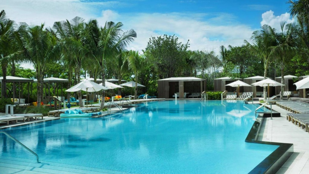 Cabanas privativas à beira de uma das piscinas do hotel
